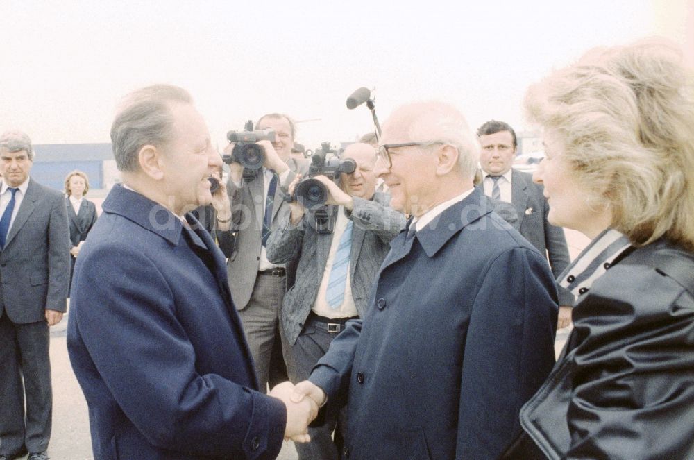 DDR-Bildarchiv: Prag - Erich Honecker zum Staatsbesuch in Prag in Tschechischen Republik