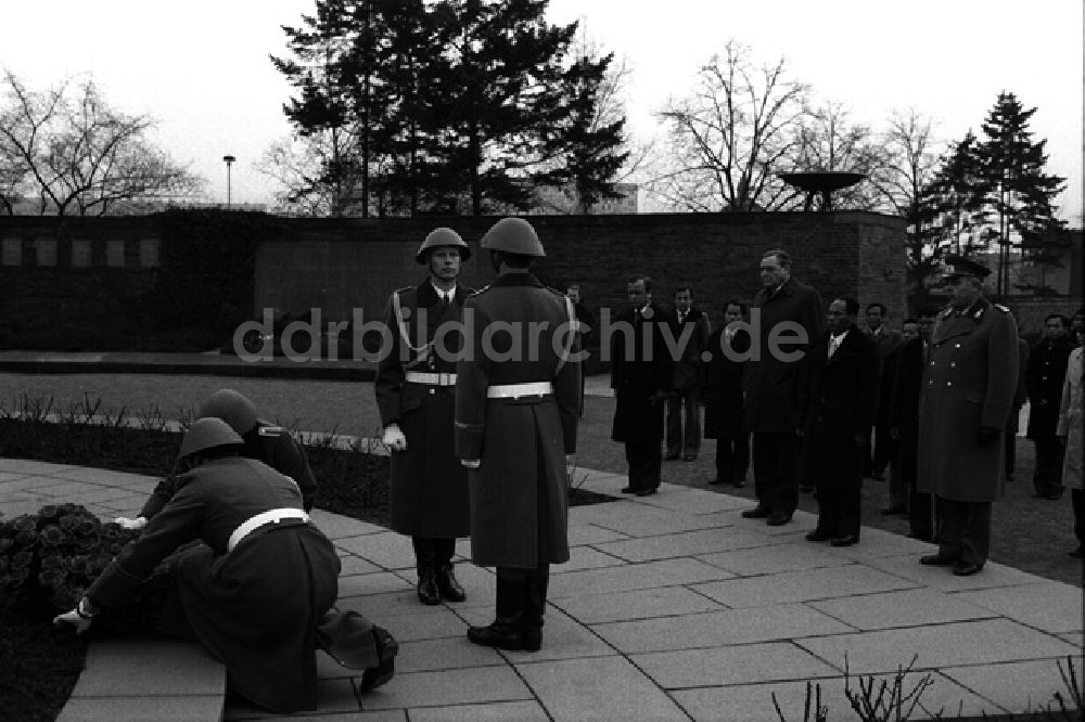 DDR-Fotoarchiv: Berlin - Erich Honeker empfing Heng Somrin aus Kambodscha. (353)