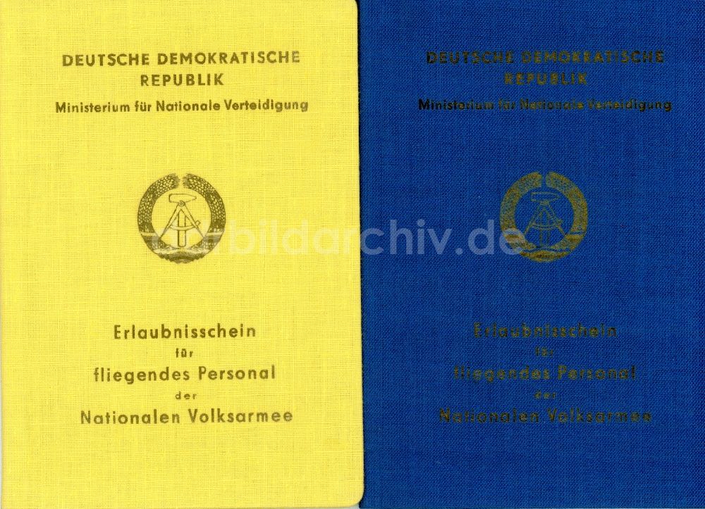 DDR-Bildarchiv: Strausberg - Erlaubnisschein für fliegendes Personal der Nationalen Volksarmee ausgestellt in Strausberg in Brandenburg in der DDR