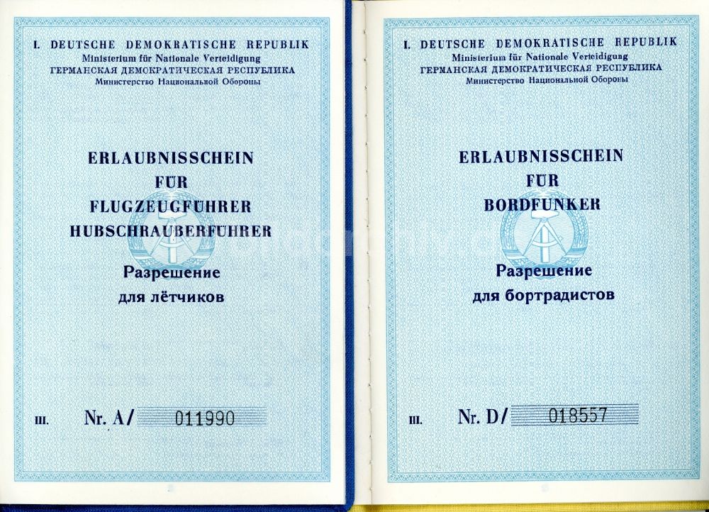 DDR-Fotoarchiv: Strausberg - Erlaubnisschein für fliegendes Personal der Nationalen Volksarmee ausgestellt in Strausberg in Brandenburg in der DDR