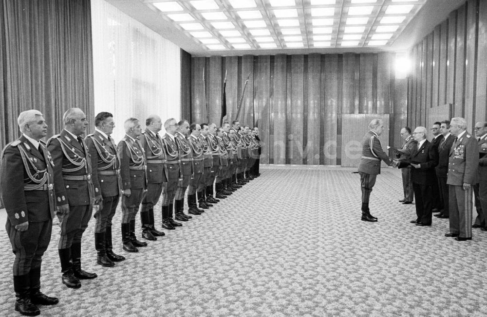 Berlin: Ernennung und Beförderungs - Zeremonie von Obristen und Generalen im Staatsratsgebäude in Berlin in der DDR