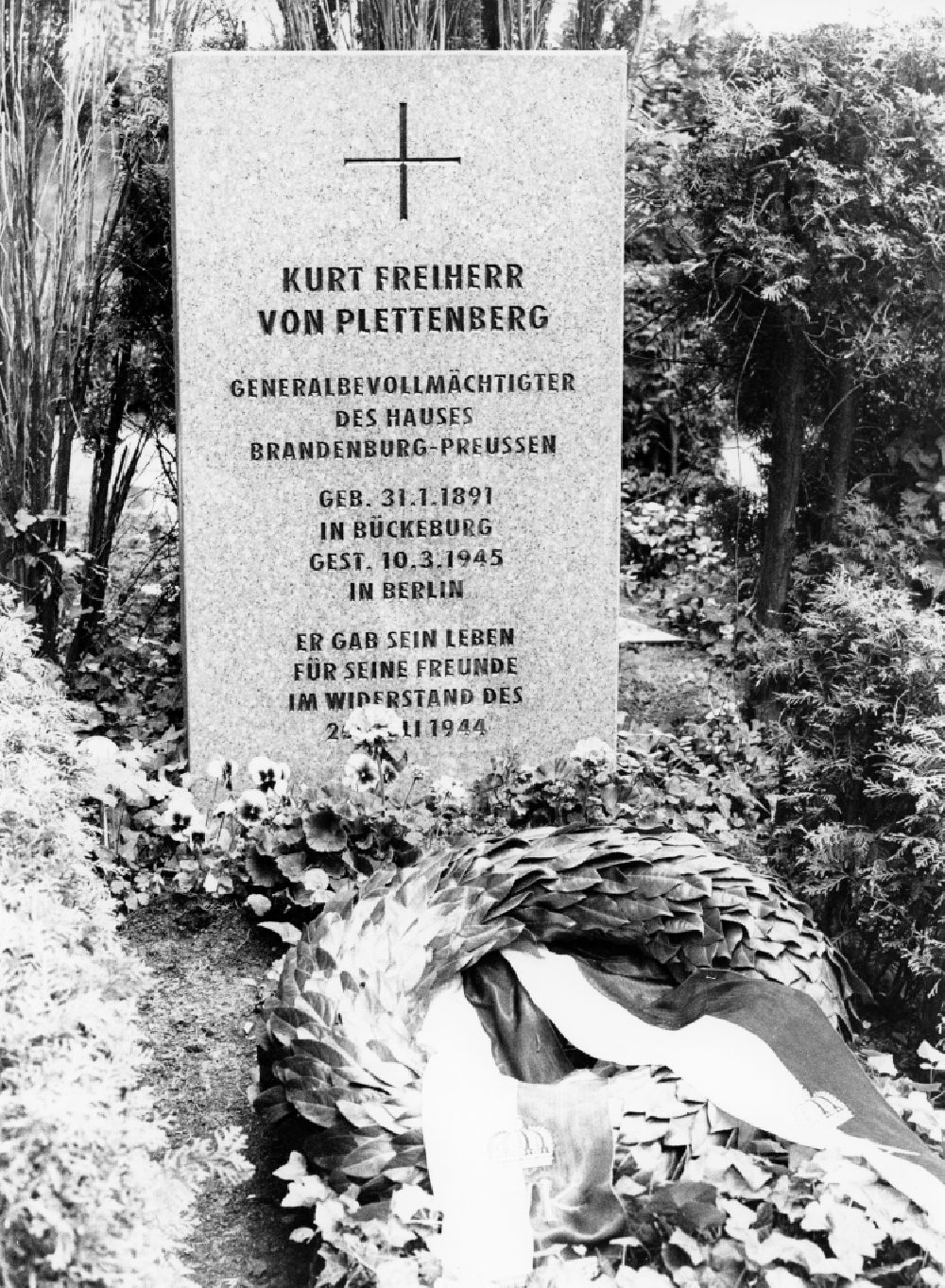 Potsdam: Erneuerter Grabstein für Kurt Freiherr von Plettenberg auf dem Bornstedter Friedhof in Potsdam in Brandenburg