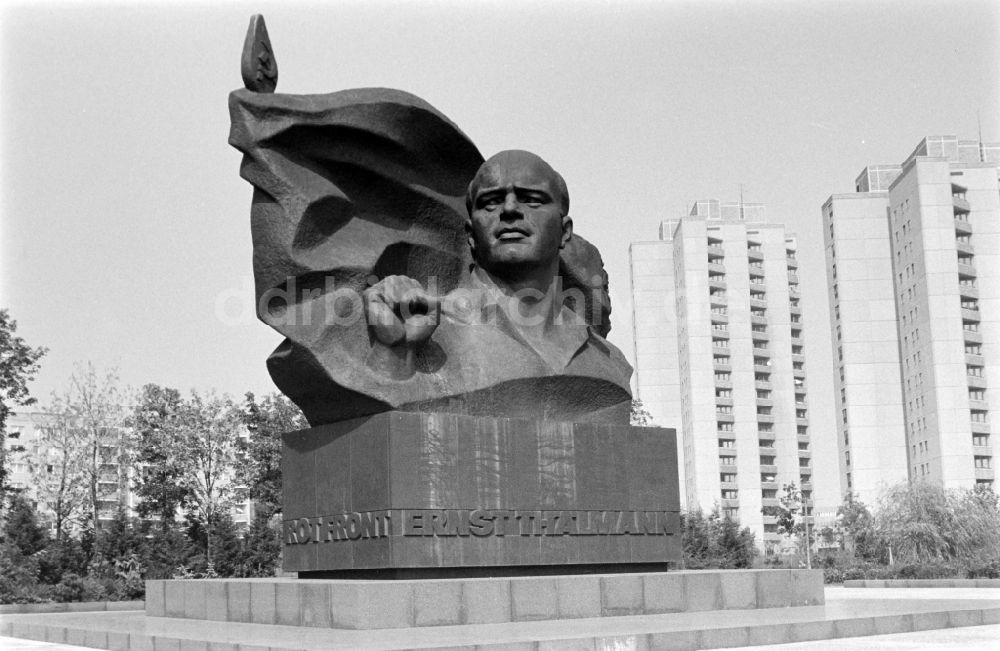 DDR-Bildarchiv: Berlin - Ernst-Thälmann-Denkmal in Berlin - Prenzlauer Berg, der ehemaligen Hauptstadt der DDR, Deutsche Demokratische Republik
