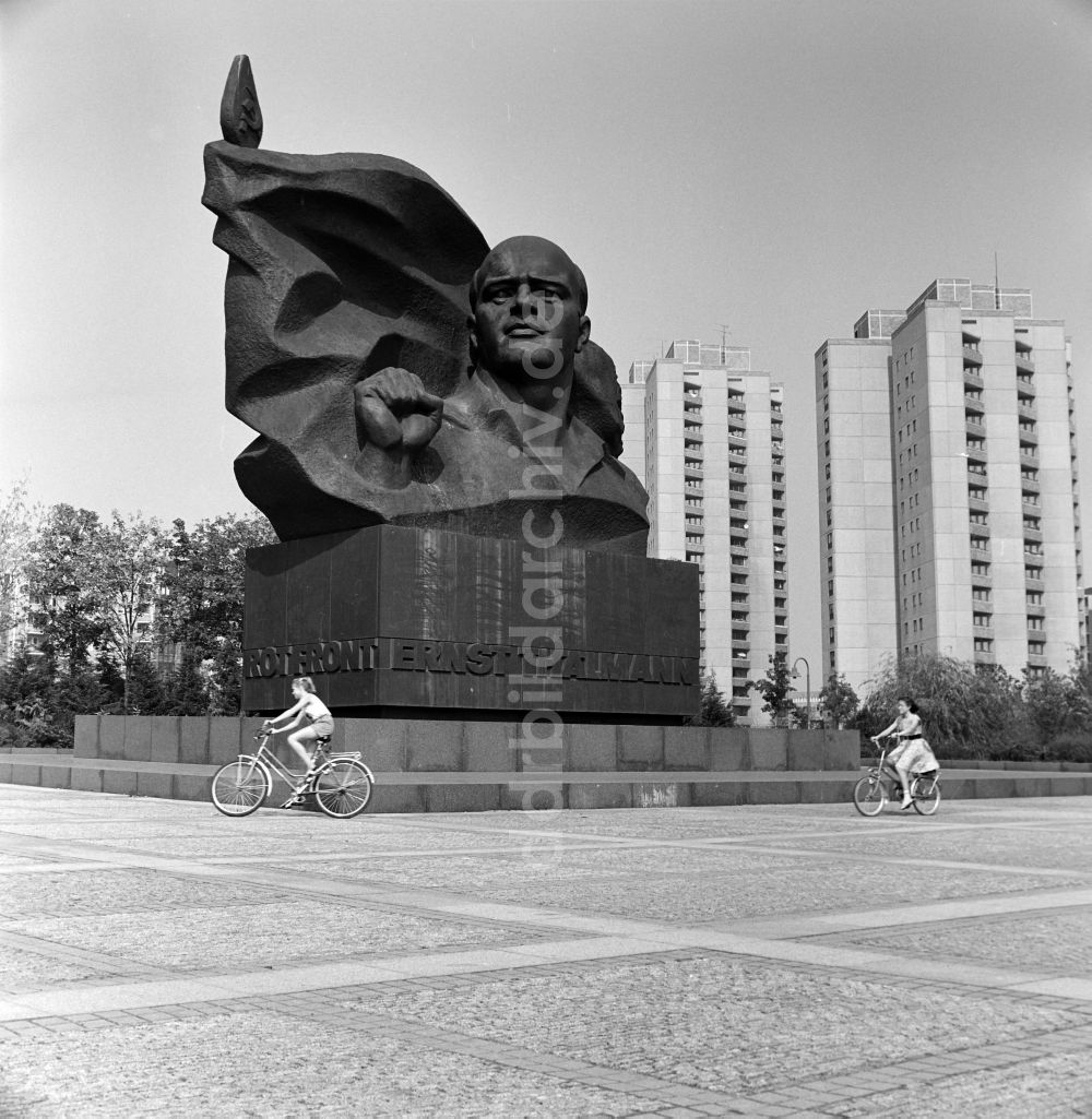 DDR-Fotoarchiv: Berlin - Ernst-Thälmann-Denkmal in Berlin - Prenzlauer Berg, der ehemaligen Hauptstadt der DDR, Deutsche Demokratische Republik