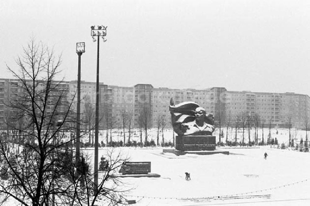 Berlin: 23.12.1986 Ernst-Thälmann Park im Prenzlauer Berg.