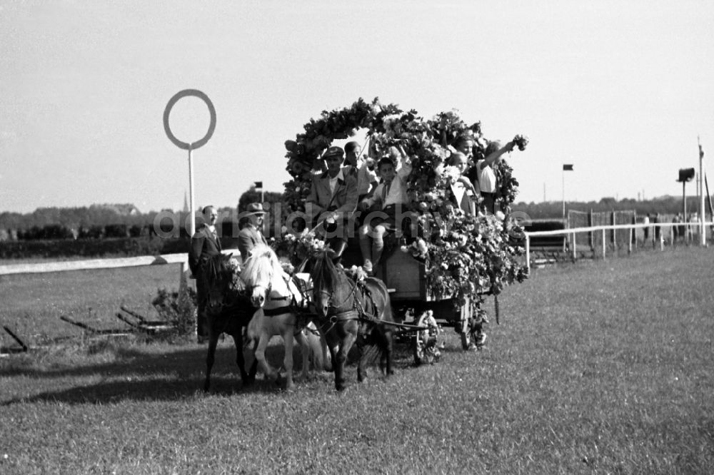 DDR-Fotoarchiv: Dresden - Erntewagenparade Galopprennbahn Dresden-Seidnitz im Bundesland Sachsen auf dem Gebiet der ehemaligen DDR, Deutsche Demokratische Republik