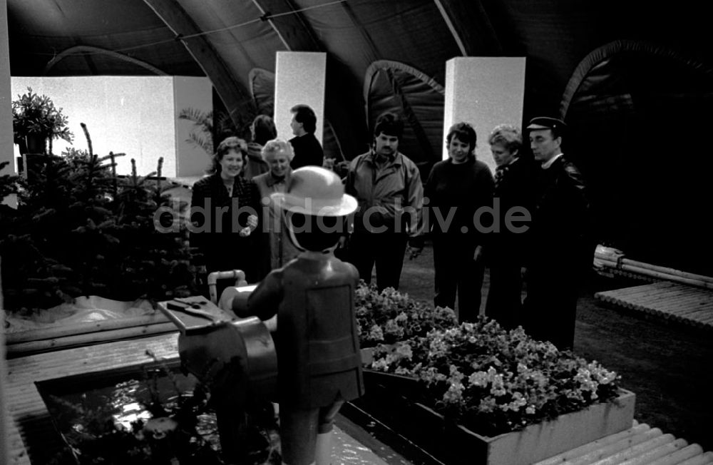 DDR-Fotoarchiv: Berlin-Marzahn - Eröffnung der Berliner Gartenschau im Park von Marzahn 19.04.89 Foto: Grahn Umschlagnummer: 0450