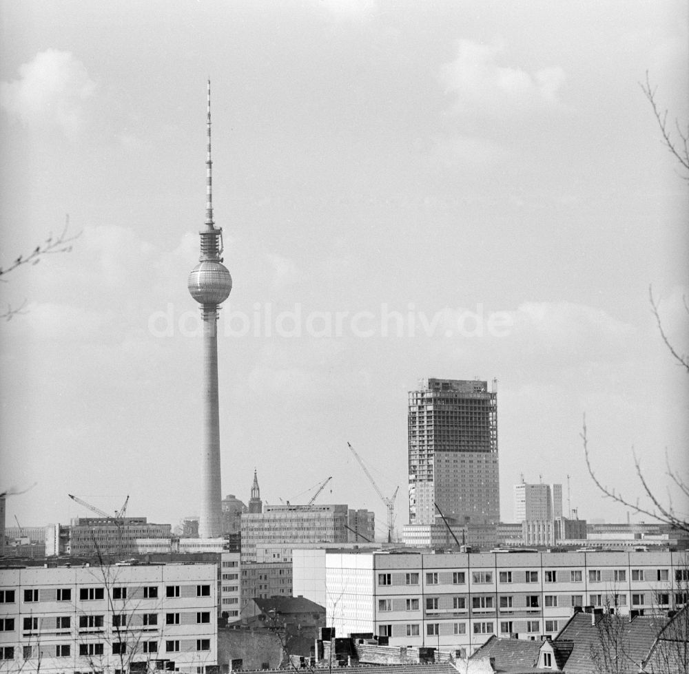Berlin: Errichtung des Bettenhochhauses des Interhotel Stadt Berlin in Berlin, der ehemaligen Hauptstadt der DDR, Deutsche Demokratische Republik