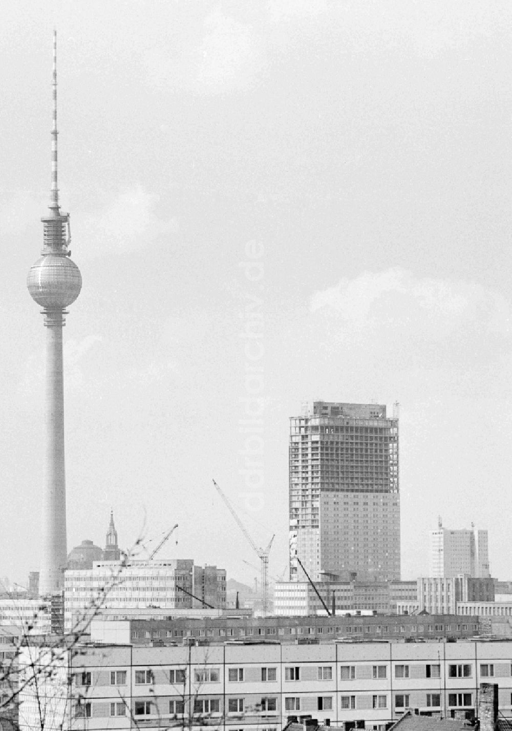 DDR-Bildarchiv: Berlin - Errichtung des Bettenhochhauses des Interhotel Stadt Berlin in Berlin, der ehemaligen Hauptstadt der DDR, Deutsche Demokratische Republik