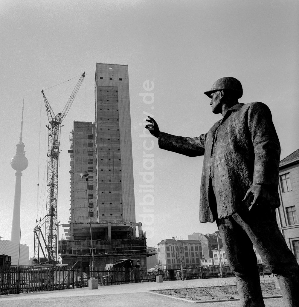 DDR-Fotoarchiv: Berlin - Errichtung des Haus des Berliner Verlages in Berlin, der ehemaligen Hauptstadt der DDR, Deutsche Demokratische Republik