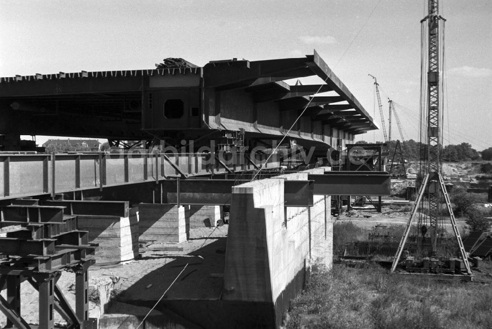 DDR-Bildarchiv: Magdeburg - Errichtung einer Stahlbrücke in Magdeburg in Sachsen - Anhalt