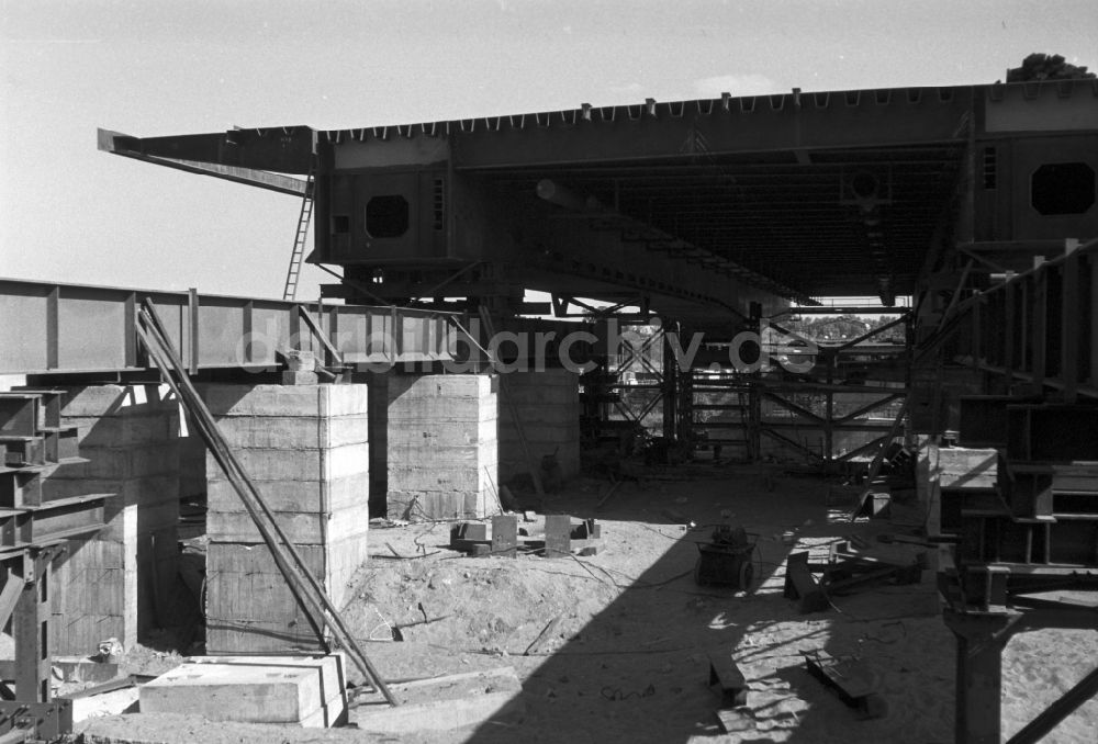 DDR-Fotoarchiv: Magdeburg - Errichtung einer Stahlbrücke in Magdeburg in Sachsen - Anhalt