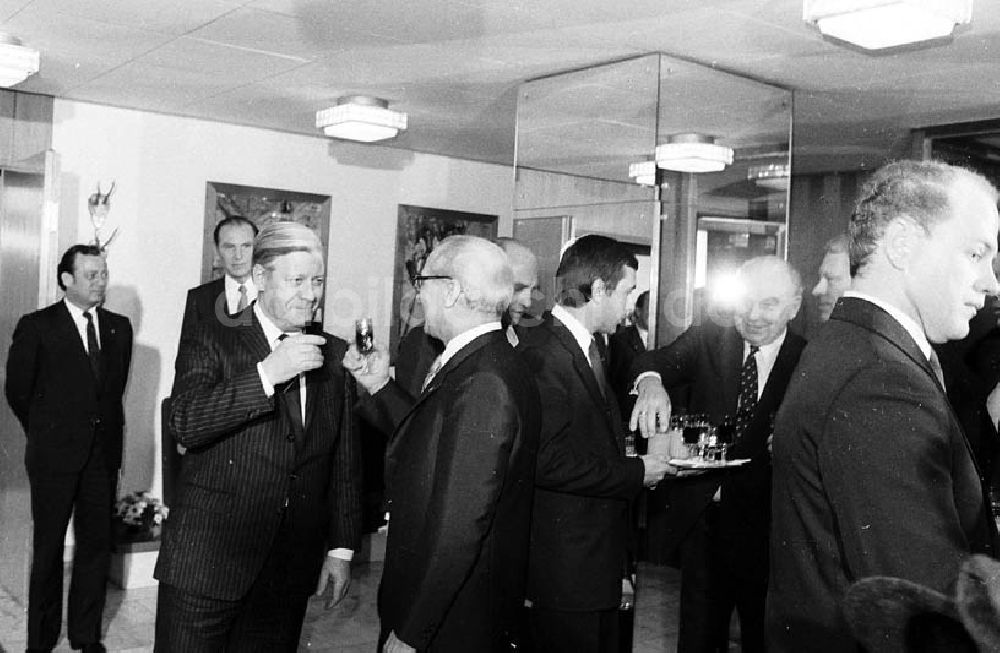 Joachimsthal / Brandenburg: Erste Begegnung von Erich Honecker (Vorsitzender des Staatsrates der DDR) und Helmut Schmidt (Bundeskanzler der BRD) im Schloss Hubertusstock am Werbellinsee (Brandenburg), Delegation