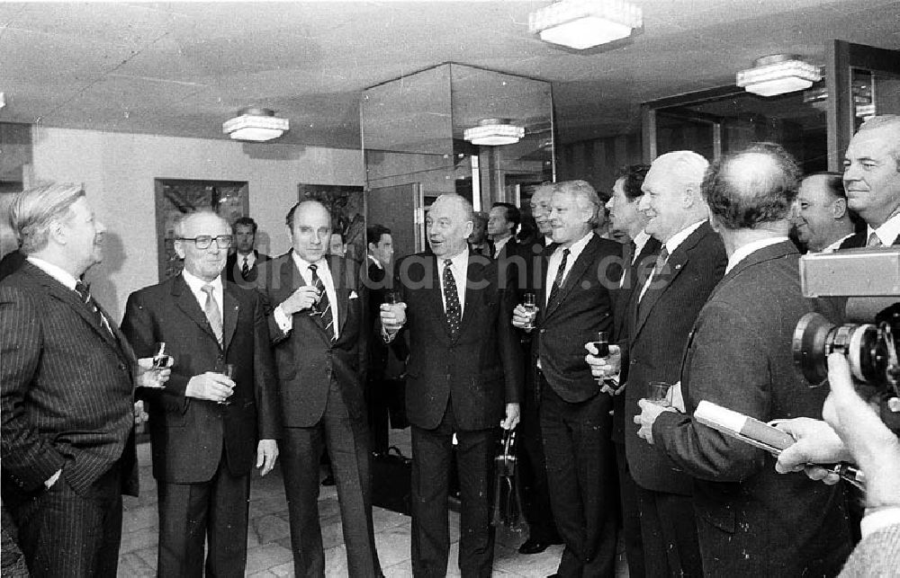 DDR-Fotoarchiv: Joachimsthal / Brandenburg - Erste Begegnung von Erich Honecker (Vorsitzender des Staatsrates der DDR) und Helmut Schmidt (Bundeskanzler der BRD) im Schloss Hubertusstock am Werbellinsee (Brandenburg), Delegation