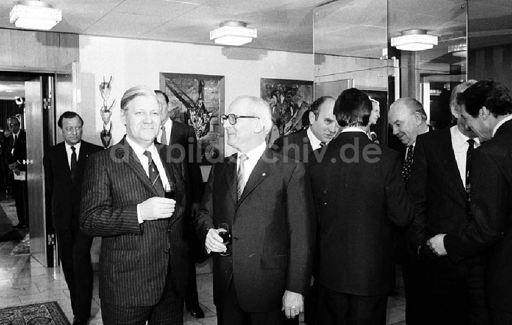 DDR-Bildarchiv: Joachimsthal / Brandenburg - Erste Begegnung von Erich Honecker (Vorsitzender des Staatsrates der DDR) und Helmut Schmidt (Bundeskanzler der BRD) im Schloss Hubertusstock am Werbellinsee (Brandenburg), Delegation