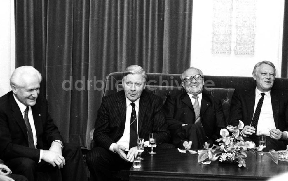 Joachimsthal / Brandenburg: Erste Begegnung von Erich Honecker (Vorsitzender des Staatsrates der DDR) und Helmut Schmidt (Bundeskanzler der BRD) im Schloss Hubertusstock am Werbellinsee (Brandenburg), Delegation