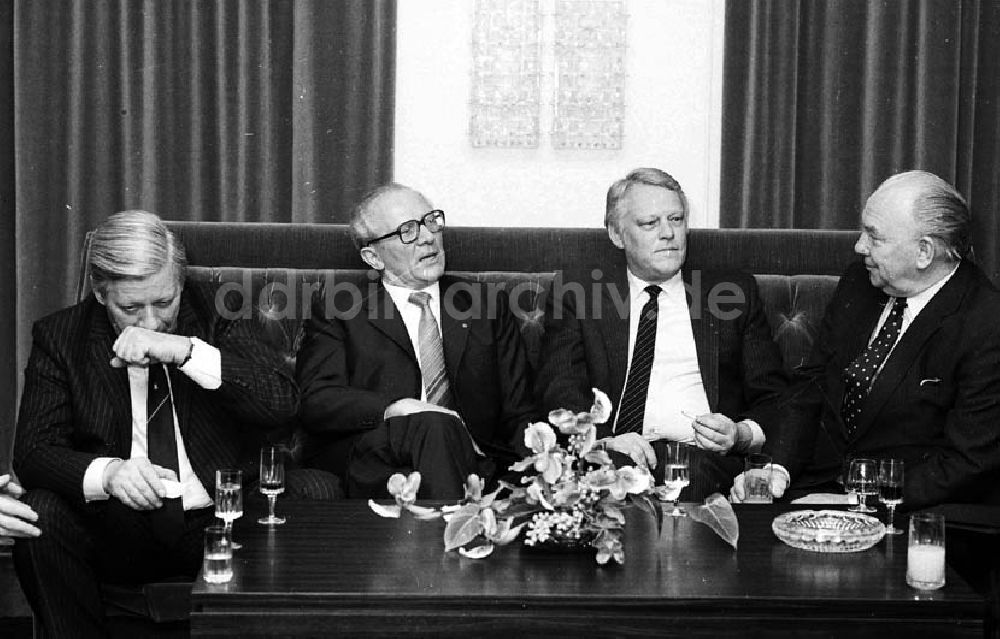 DDR-Fotoarchiv: Joachimsthal / Brandenburg - Erste Begegnung von Erich Honecker (Vorsitzender des Staatsrates der DDR) und Helmut Schmidt (Bundeskanzler der BRD) im Schloss Hubertusstock am Werbellinsee (Brandenburg), Delegation 2