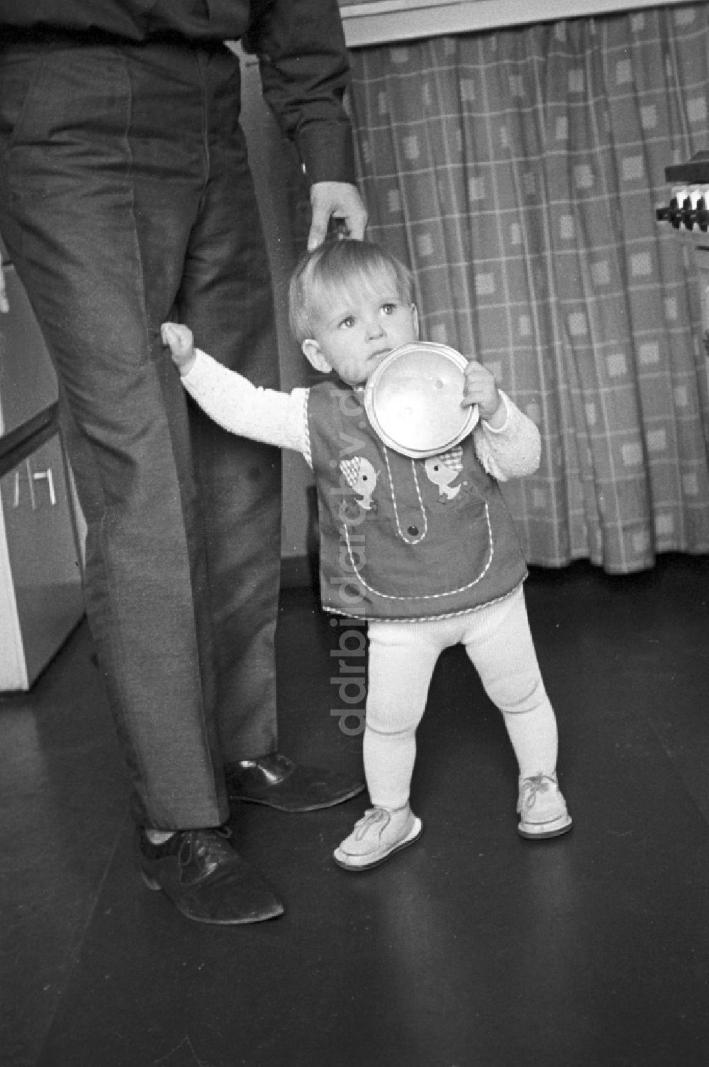 DDR-Fotoarchiv: Berlin - Friedrichshain - Erste Laufversuche eines Kleinkindes mit Hilfe von Papa in Berlin - Friedrichshain