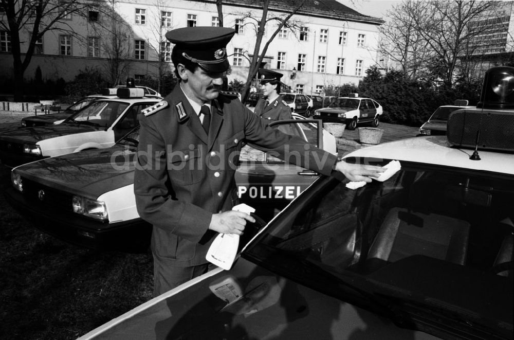 DDR-Bildarchiv: - Erste Polizeiautos im Land Brandenburg übergeben Umschlagnummer: 7231