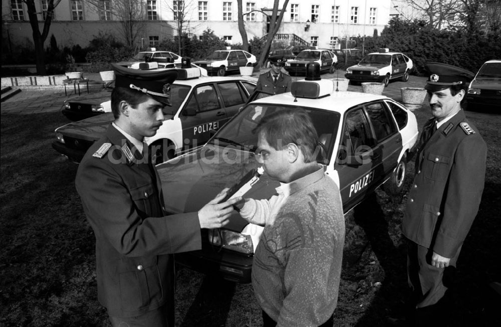 DDR-Fotoarchiv: - Erste Polizeiautos im Land Brandenburg übergeben Umschlagnummer: 7231