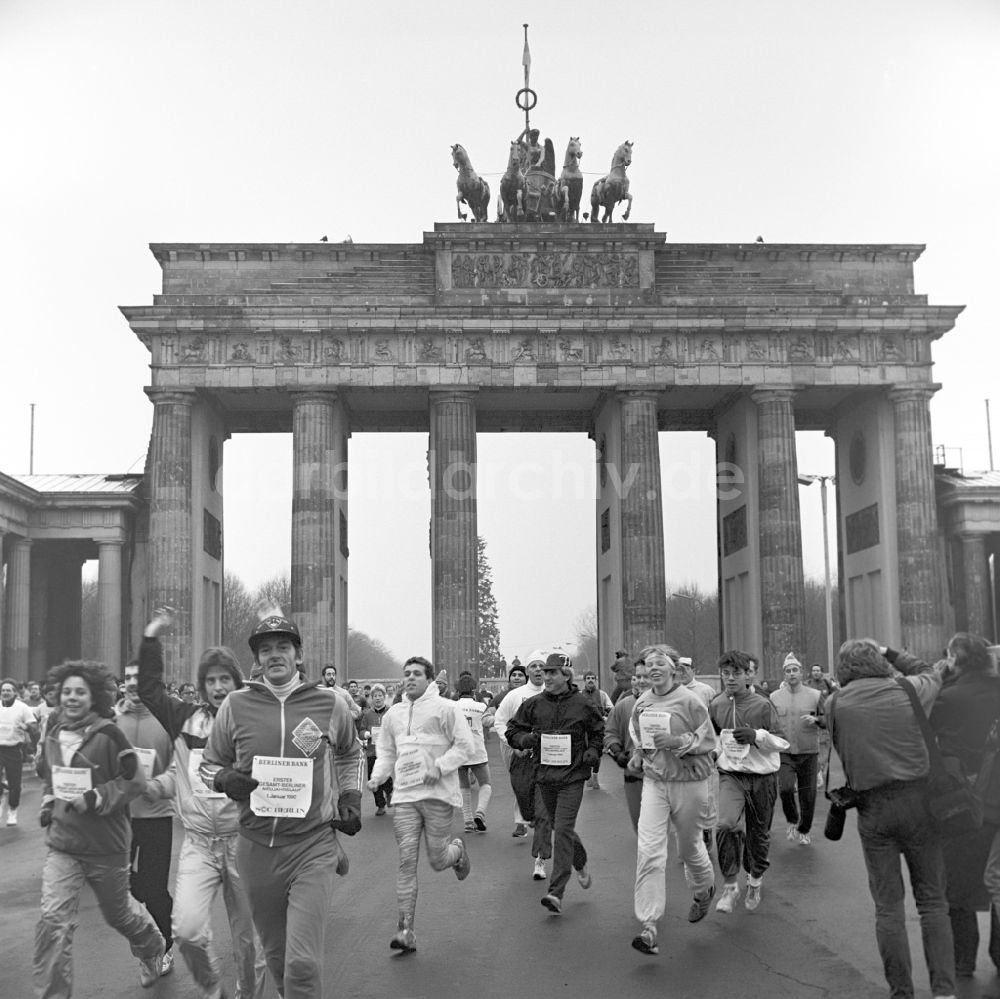 Berlin: Erster Friedenslauf / Neujahrslauf durch das Brandenburger Tor in Berlin