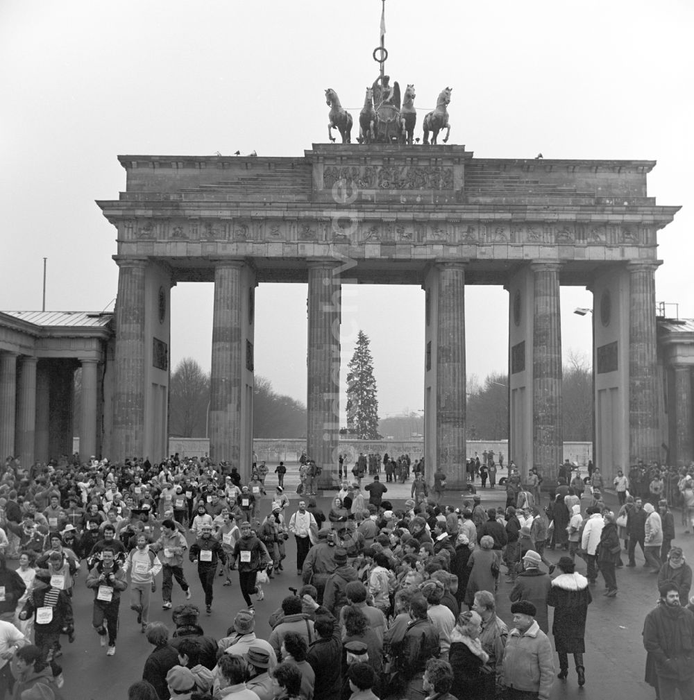 DDR-Bildarchiv: Berlin - Erster Friedenslauf / Neujahrslauf durch das Brandenburger Tor in Berlin