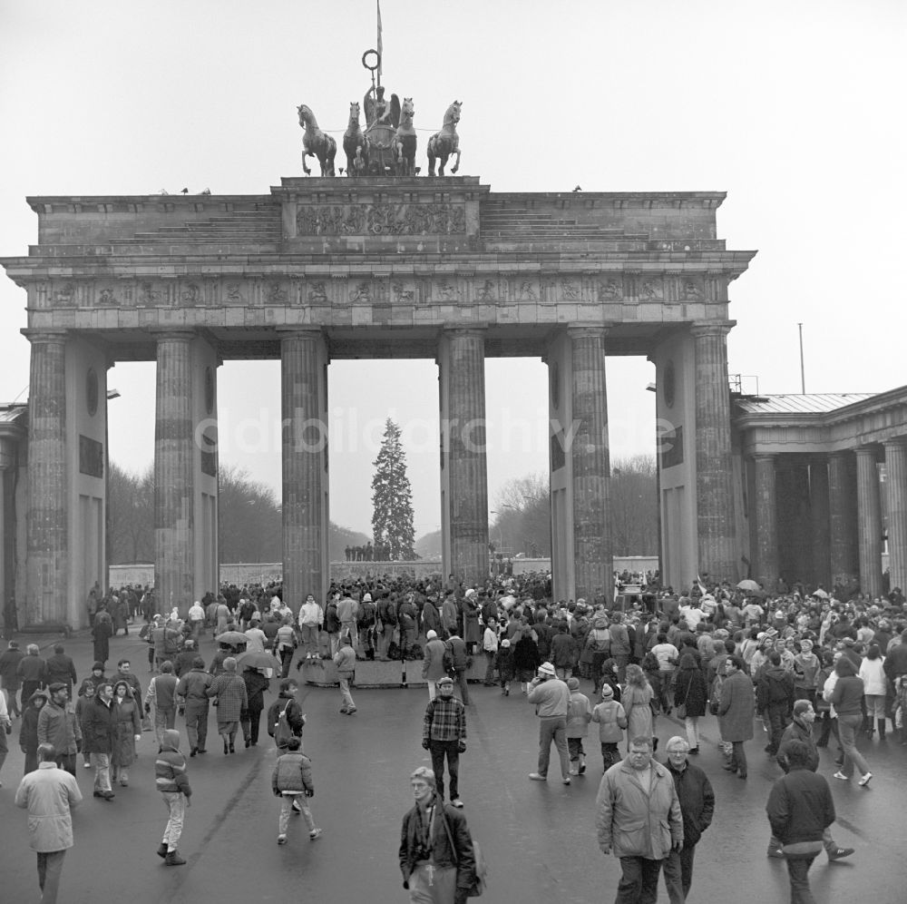DDR-Fotoarchiv: Berlin - Erster Friedenslauf / Neujahrslauf durch das Brandenburger Tor in Berlin