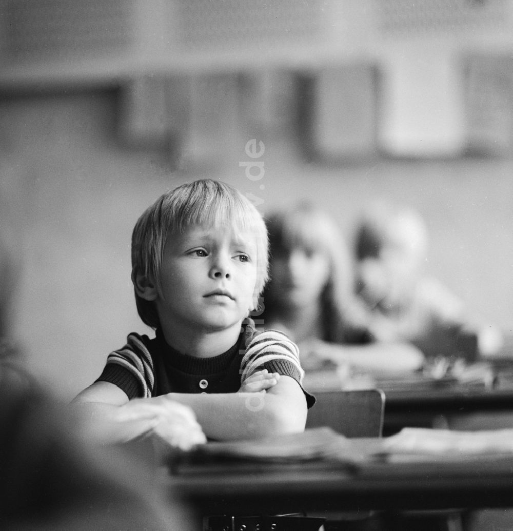 DDR-Fotoarchiv: Berlin - Erster Schultag für einen Schüler einer 1. Klasse in Berlin