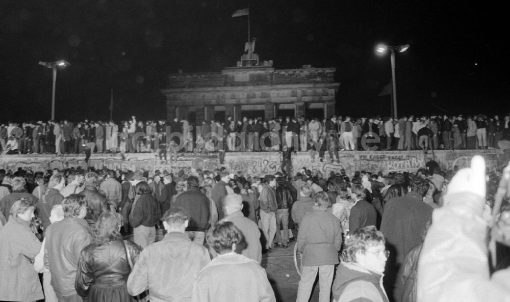DDR-Fotoarchiv: Berlin - Erstürmung der Grenzsicherungsanlagen vor dem Brandenburger Tor in Berlin auf dem Gebiet der ehemaligen DDR