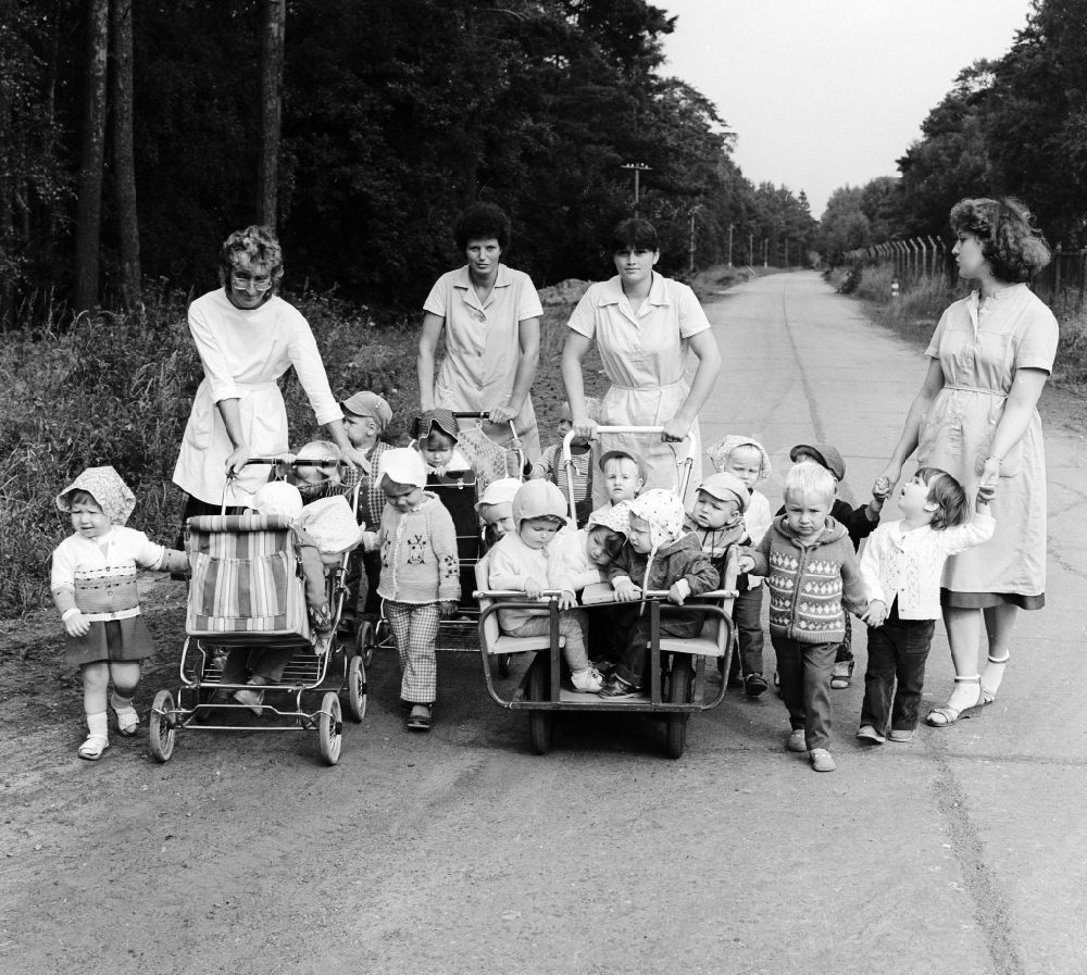 DDR-Fotoarchiv: Prora - Erzieherinnen gehen mit einer Gruppe Kindergarten Kindern spazieren in Prora in Mecklenburg-Vorpommern in der DDR