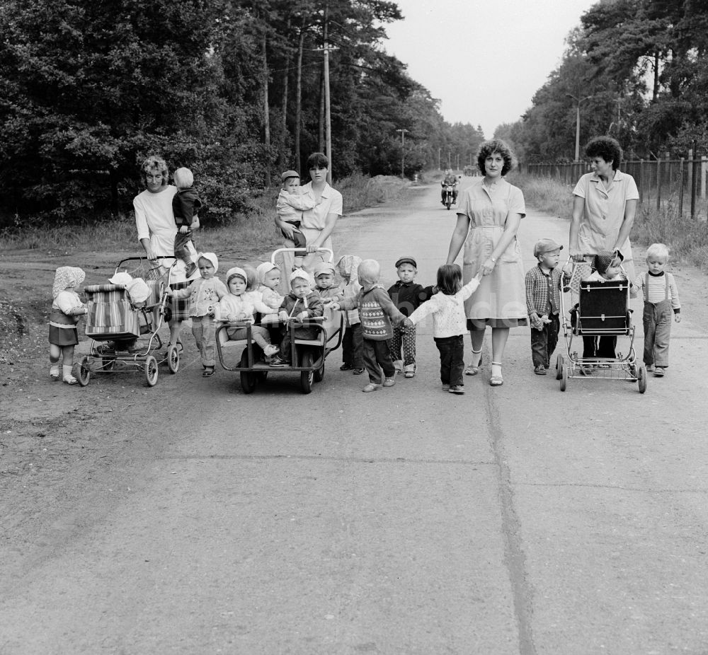 DDR-Bildarchiv: Prora - Erzieherinnen gehen mit einer Gruppe Kindergarten Kindern spazieren in Prora in Mecklenburg-Vorpommern in der DDR