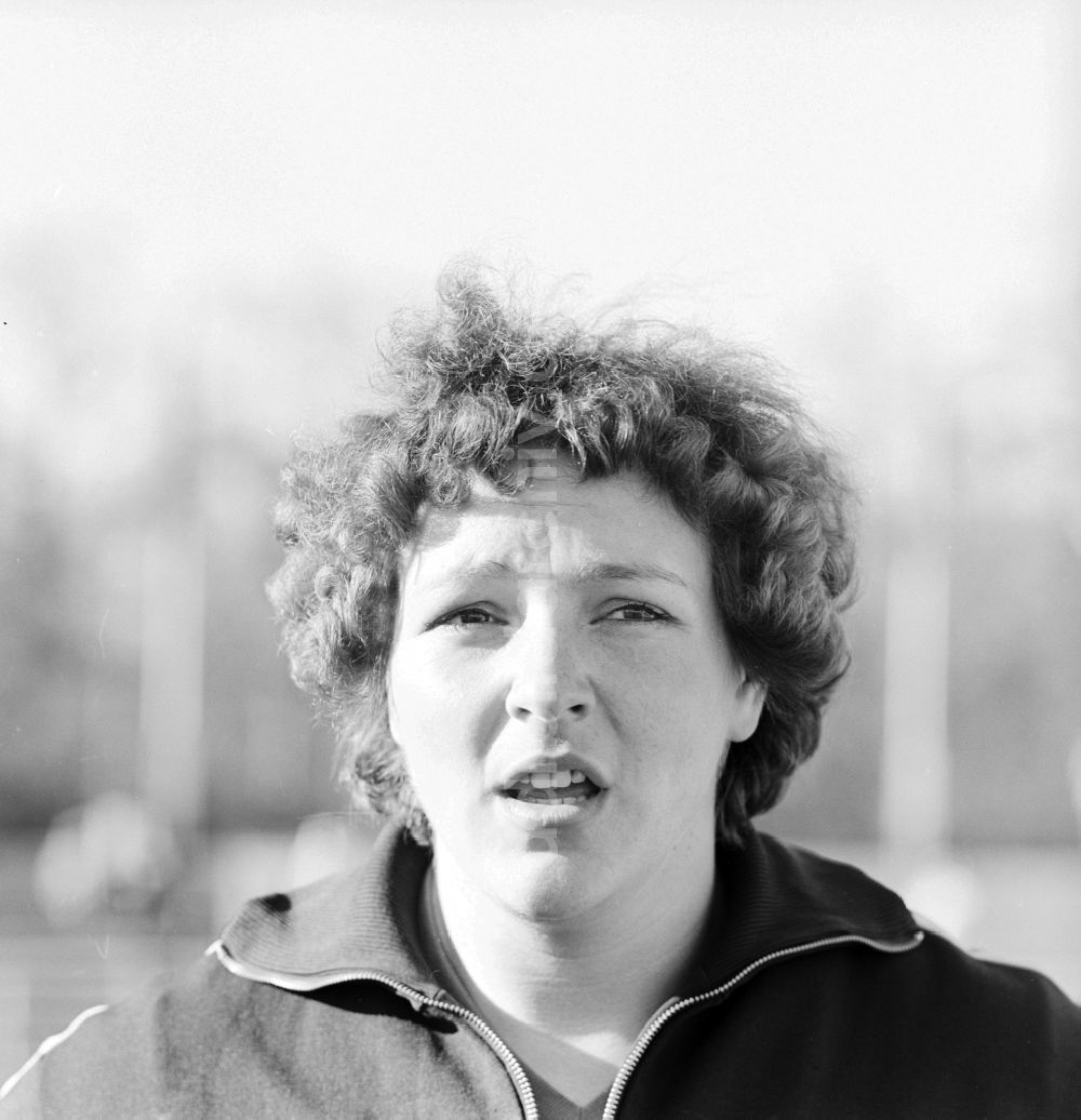 Potsdam: Evelin Jahl, geb. Schlaak, geschiedene Herberg, zweifache Olympiasiegerin im Diskuswerfen in Potsdam in Brandenburg in der DDR