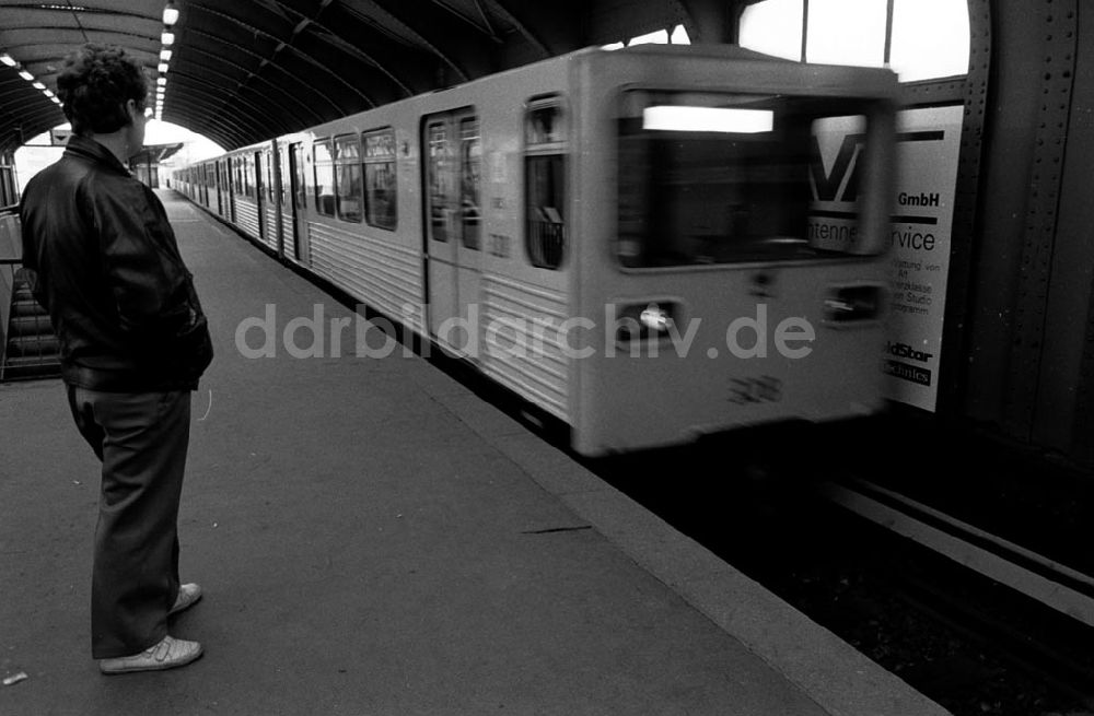 DDR-Bildarchiv: Berlin-Prenzlauer Berg - Ex-Stasi U-Bahnfahrer gekündigt 01.12.92 Foto: ND/Lange Umschlagnummer: 1223