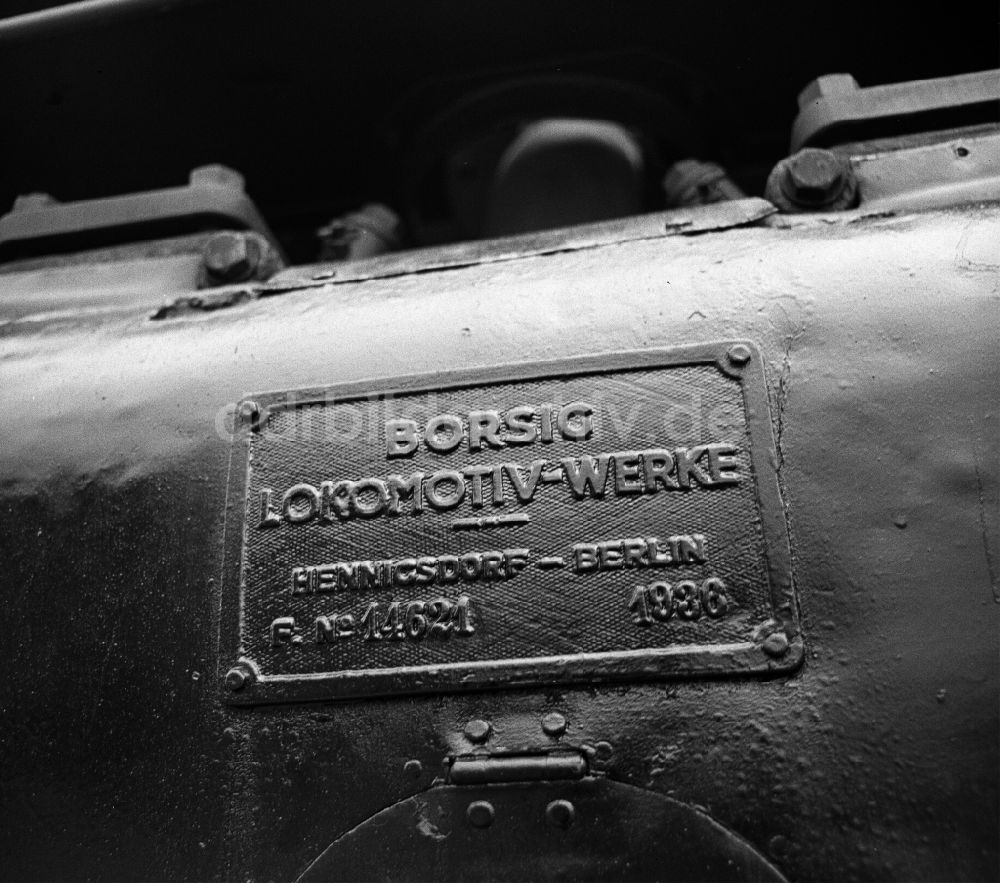 DDR-Bildarchiv: Halberstadt - Fabrikschild einer Dampflokomotive der Deutschen Reichsbahn der Baureihe 03 in Halberstadt in Sachsen-Anhalt in der DDR