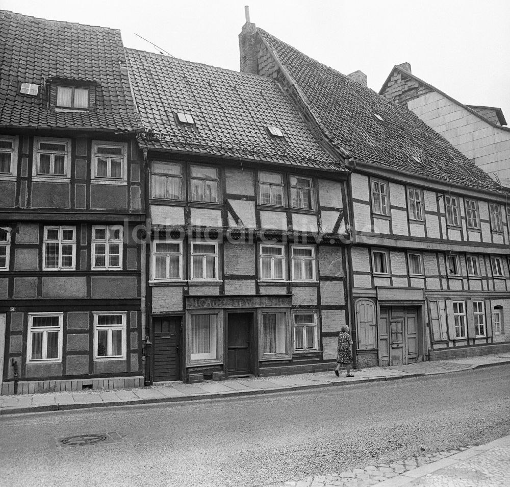Halberstadt: Fachwerk- Hausfassade an der Bakenstraße in Halberstadt in Sachsen-Anhalt in der DDR