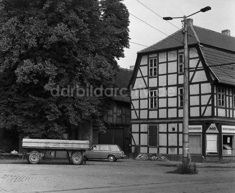 Halberstadt: Fachwerk- Hausfassade Bei den Spritzen Ecke Gröperstraße in Halberstadt in Sachsen-Anhalt in der DDR
