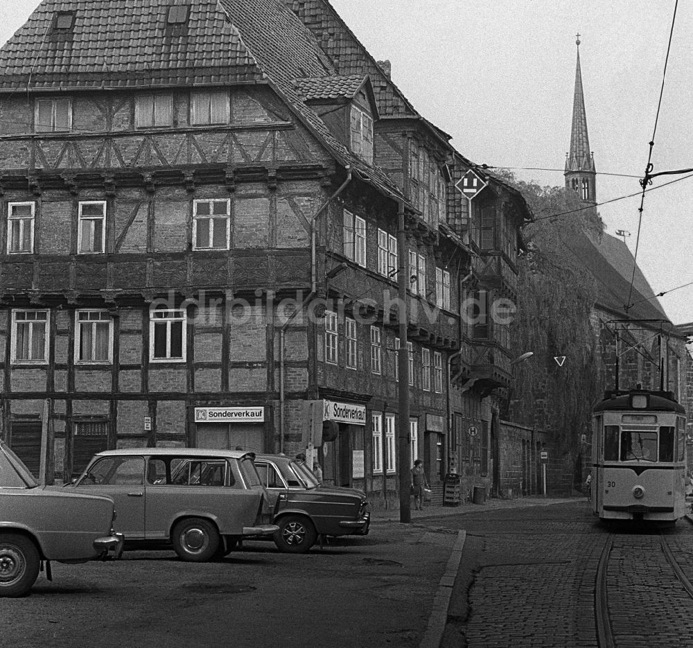 Halberstadt: Fachwerk- Hausfassade an der Dominikaner Ecke Gröperstraße in Halberstadt in Sachsen-Anhalt in der DDR