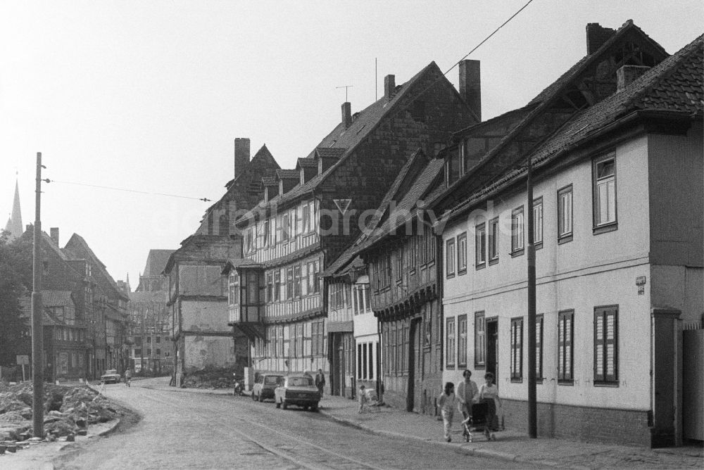 DDR-Bildarchiv: Halberstadt - Fachwerk- Hausfassade an der Gröperstraße in Halberstadt in Sachsen-Anhalt in der DDR
