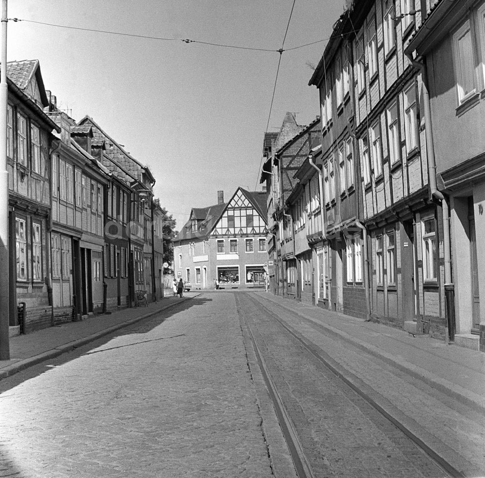 Halberstadt: Fachwerk- Hausfassade in der Gröperstraße in Halberstadt in Sachsen-Anhalt in der DDR