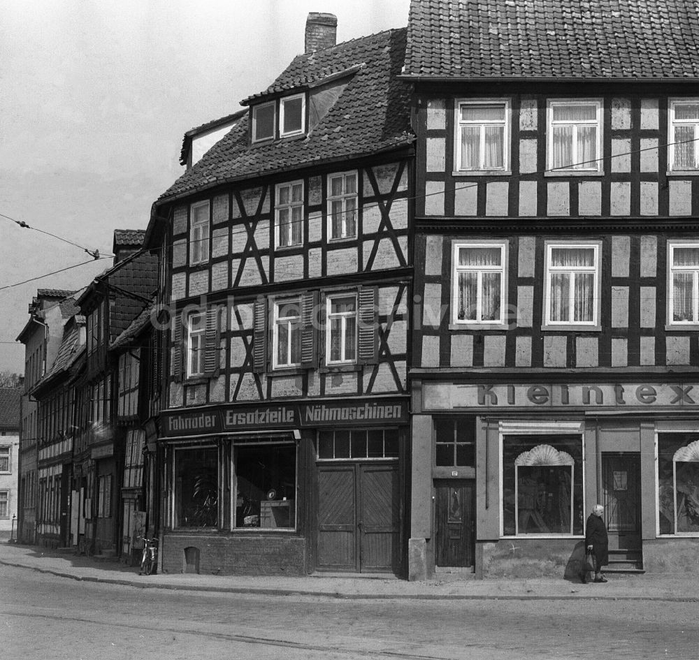 DDR-Fotoarchiv: Halberstadt - Fachwerk- Hausfassade am Johannesbrunnen in Halberstadt in Sachsen-Anhalt in der DDR