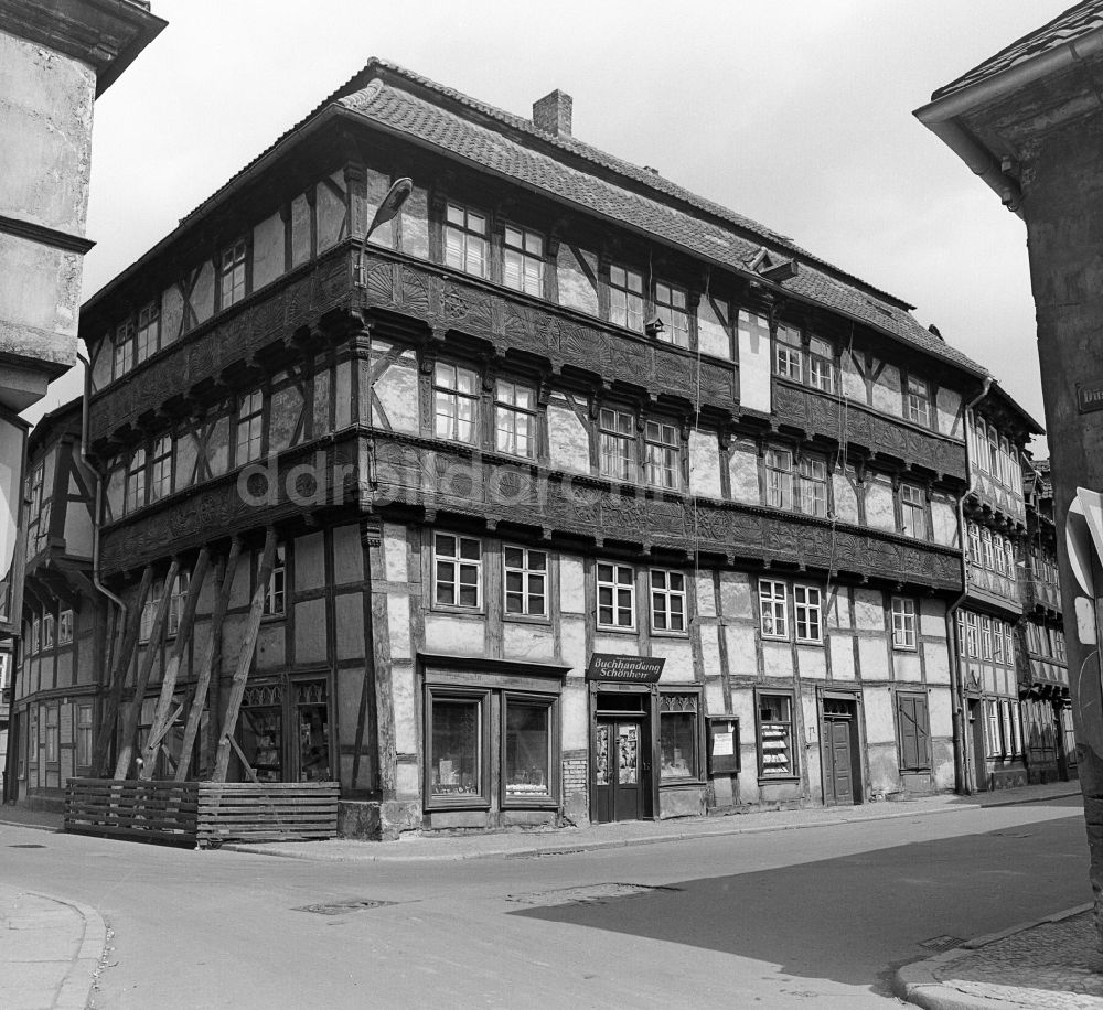 Halberstadt: Fachwerk- Hausfassade am Lichtengraben in Halberstadt in Sachsen-Anhalt in der DDR