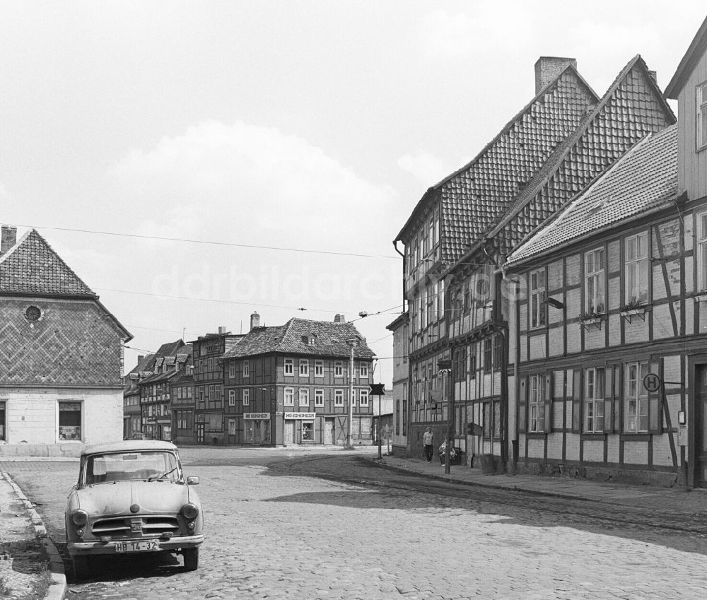 Halberstadt: Fachwerk- Hausfassade Voigtei Ecke Bakenstraße in Halberstadt in Sachsen-Anhalt in der DDR