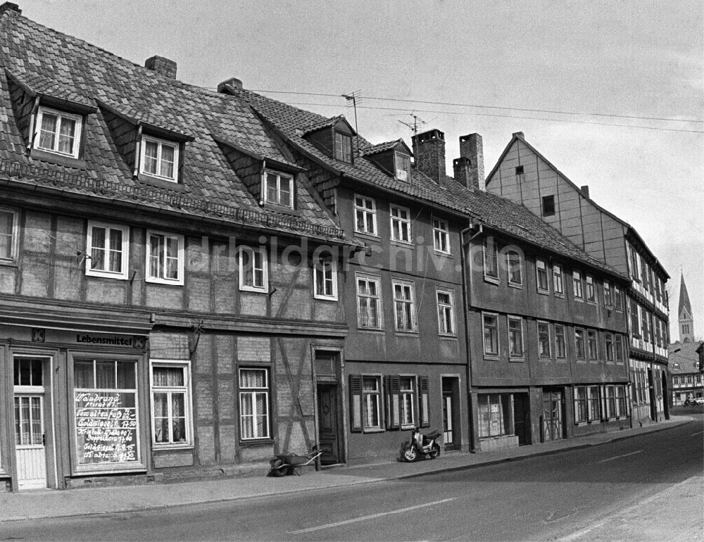 DDR-Bildarchiv: Halberstadt - Fachwerk- Hausfassade in Westendorf in Halberstadt in Sachsen-Anhalt in der DDR