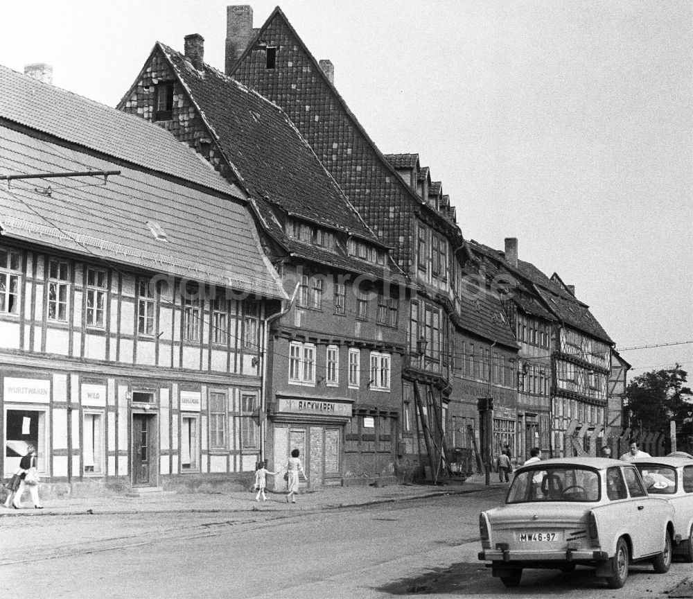 DDR-Bildarchiv: Halberstadt - Fachwerk- Hausfassaden entlang der Gröperstraße in Halberstadt in Sachsen-Anhalt in der DDR
