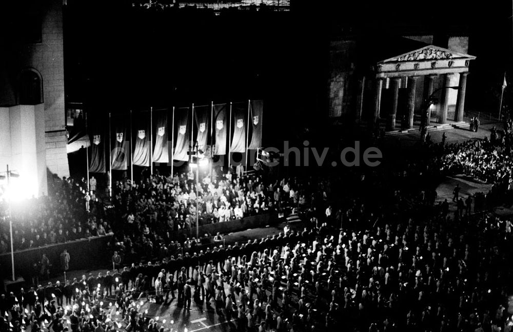 DDR-Fotoarchiv: Berlin-Mitte - Fackelzug der FDJ, Unter den Linden zum 40