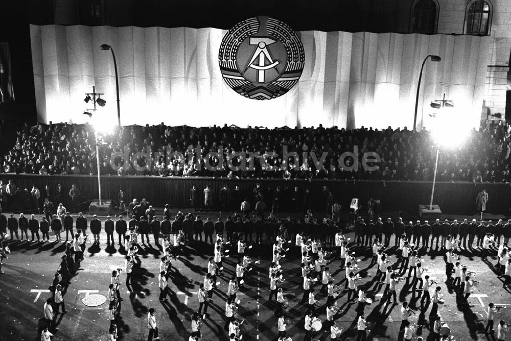 Berlin-Mitte: Fackelzug der FDJ Unter den Linden zum 40. Jahrestag der DDR in Berlin