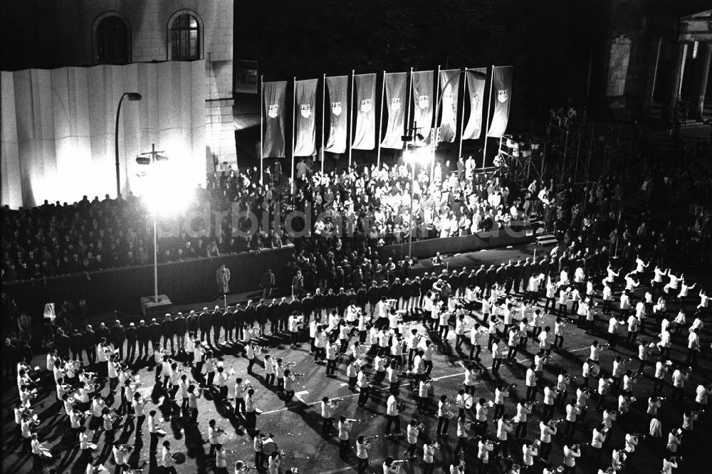 DDR-Bildarchiv: Berlin-Mitte - Fackelzug der FDJ Unter den Linden zum 40. Jahrestag der DDR in Berlin