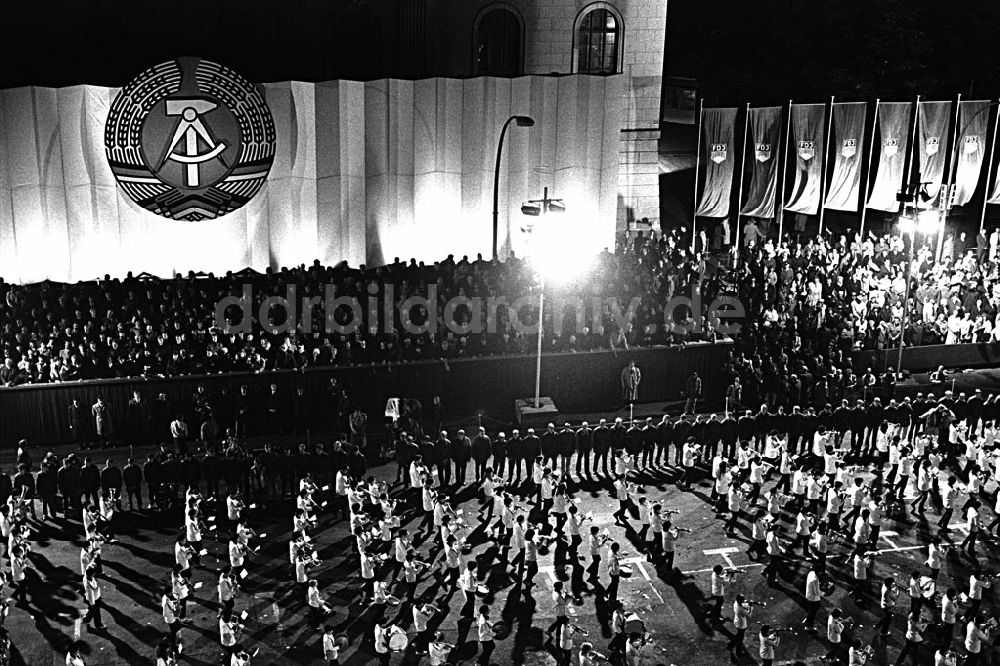 Mitte / Berlin: Fackelzug der FDJ Unter den Linden zum 40. Jahrestag der DDR in Berlin