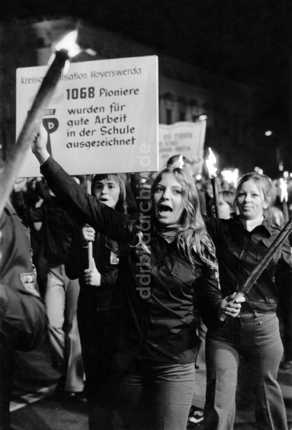 DDR-Bildarchiv: Berlin - Fackelzug der FDJ zum 26. Jahrestag der DDR in Berlin