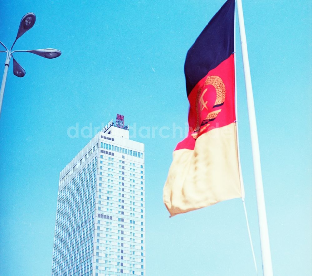 DDR-Bildarchiv: Berlin - Fahne der DDR in Berlin im Bundesland Berlin
